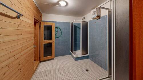 Sauna-Vorraum mit 2 Duschen - 