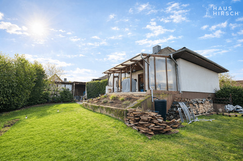 Hausansicht mit Garten - 