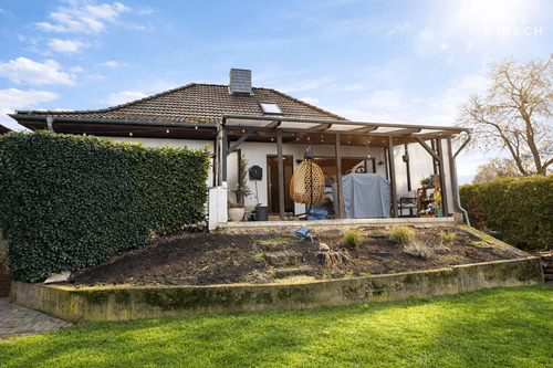 Hausansicht mit Wintergarten - 