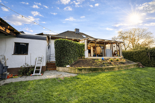 Hausansicht von hinten mit Wintergarten und Zugang Garage - 