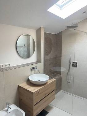 Badezimmer - 7 Zimmer Einfamilienhaus zur Miete in Mühlheim