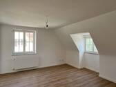Wohnzimmer - Komplett sanierte 2-Zimmer-Wohnung am Marktplatz!