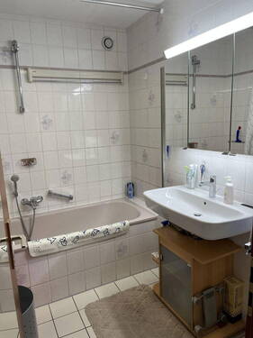 Bad mit neuerem Waschbecken - 