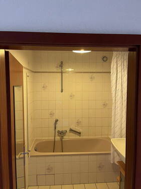 Badewanne m. Duschgarnitur - 