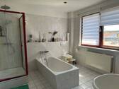 Bad mit Wanne & Dusche - 