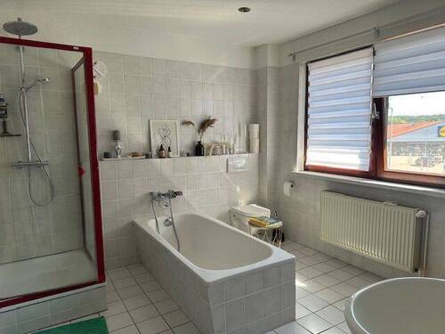 Bad mit Wanne & Dusche - 