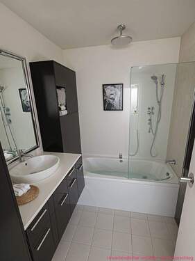 Wohnbeispiel Badezimmer KI generiert - 