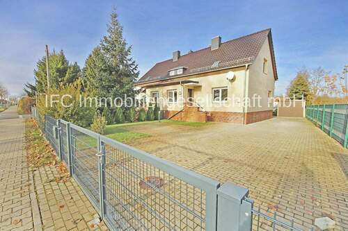 Hausansicht / Straßenseite - 3 Zimmer Doppelhaushälfte zum Kaufen in Wittenberg