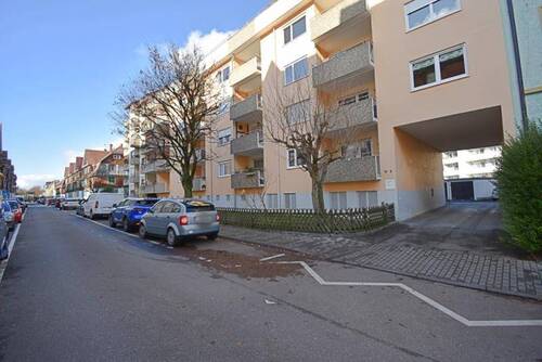 Hausansicht - Großzügige 2-Zimmer-Wohnung mit Südbalkon und PKW-Stellplatz im Paradies!