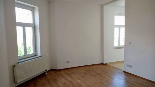 PHOTO-2025-05-23-12-30-41_5 - Günstige und vermietete 2-Zimmer mit Laminat, Aufzug und Eckwanne in guter Lage!