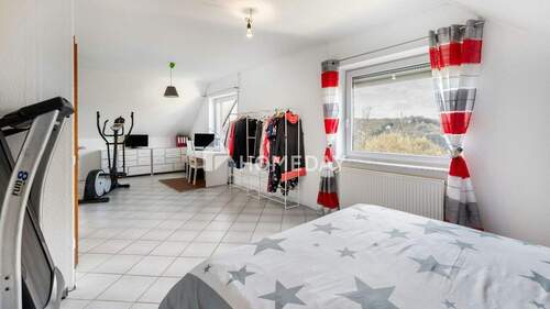 1. OG Schlafzimmer 1 - 