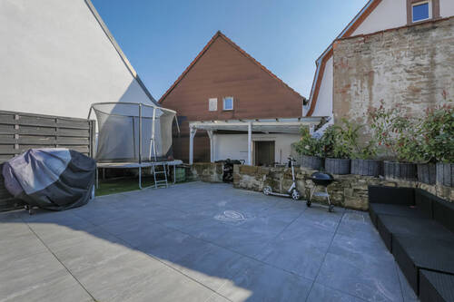 Rückansicht und Terrasse - 