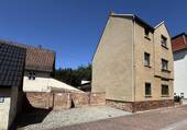 Hausansicht mit Stellplätzen - 6 Zimmer Einfamilienhaus zum Kaufen in Crossen