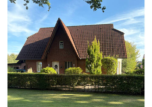 Titelbild - Attraktives Einfamilienhaus mit separater Einliegerwohnung in Neuscharrel - willkommen Zuhause!