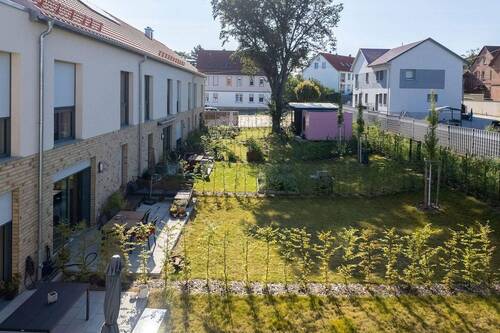 Reihenhaus Gärten Ansicht - REIHEN-WOHNHAUS gehoben - neuwertig - Einziehen und Wohlfühlen - Einbauküche - Auto-Stellplatz