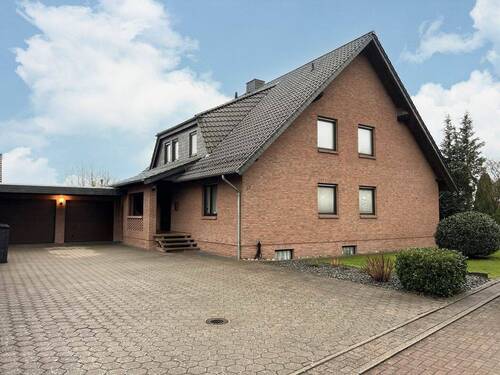Ansicht Einfahrt.jpg - 7 Zimmer Mehrfamilienhaus, Wohnhaus zum Kaufen in Gifhorn
