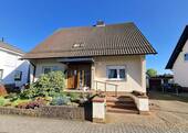 Außenansicht Straßenseite - Gepflegtes Haus mit Traumgarten sucht neue Bewohner
