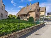 Hausansicht linke Seite - Gute Lage in Reusrath - EFH mit riesigem Garten