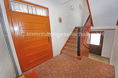 Hausflur / Treppenhaus im EG - 8 Zimmer Einfamilienhaus in Lutherstadt Wittenberg