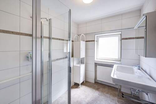 Bad - Mehrfamilienhaus, Wohnhaus mit 182,00 m&sup2; in Siegsdorf zum Kaufen