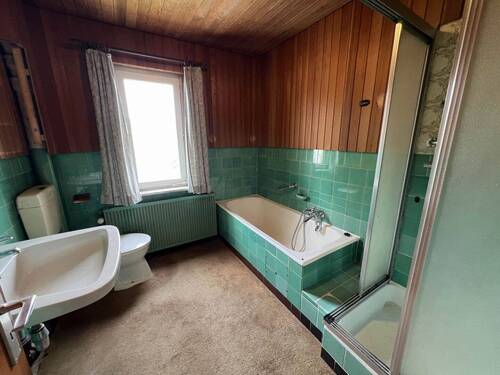 Badezimmer im OG mit Dusche und Wanne.JPG - 