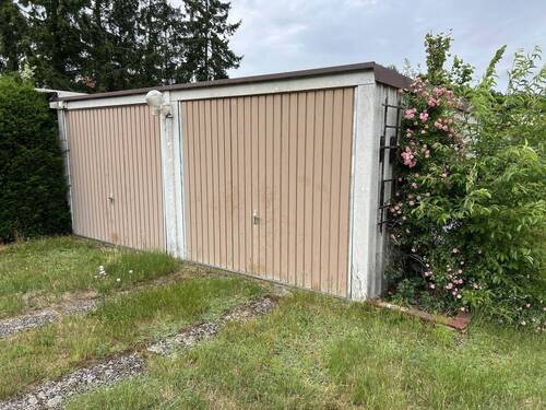 zwei Garagen auf dem Grundstück.JPG - 