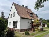 Ansicht Haus von Südosten.JPG - Charmantes Siedlungshaus auf 2.890 m² Baugrundstück mit Keller, 2 Garagen und überdachter Terrasse