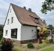 Charmantes Siedlungshaus auf 2.890 m² Baugrundstück mit Keller, 2 Garagen und überdachter Terrasse - Gifhorn