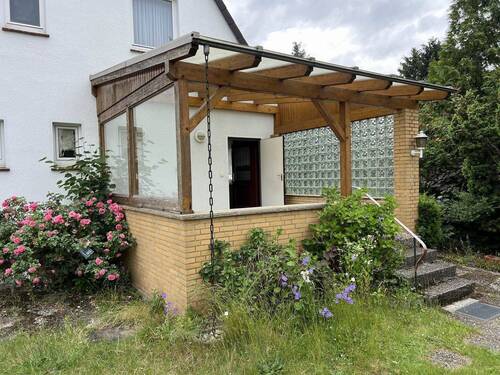 überdachte Terrasse mit Ausgang von der Küche.JPG - 5 Zimmer Mehrfamilienhaus, Wohnhaus zum Kaufen in Gifhorn
