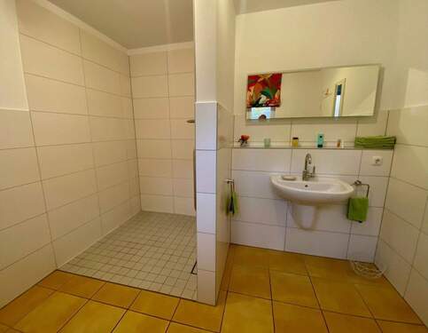 Geräumiger Duschbereich EG - 