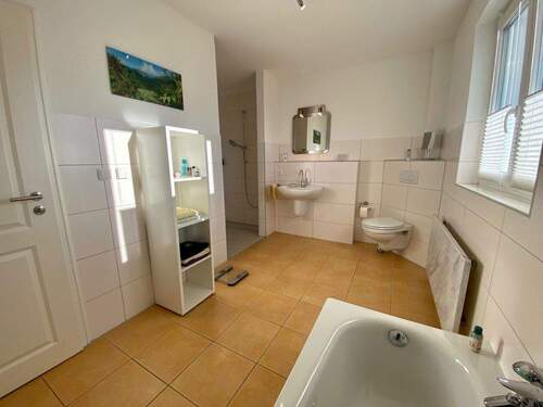 Tageslichtbad OG mit Wanne - 