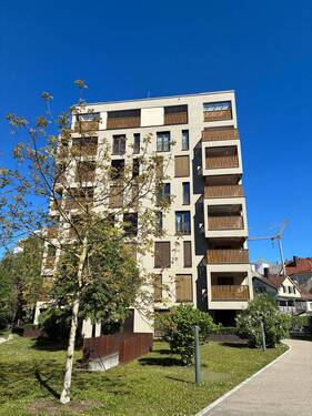 Hausansicht - Gut gelegene 2 Zi Whg mit Balkon in Bahnhofsnähe