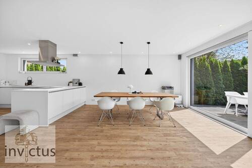 offener und sonniger Essbereich - Großzügiges Wohnen, großer Garten, Doppelgarage und Nebengebäude in Gundelsheim - Energieklasse A+