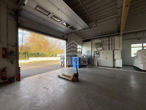 Halle und Einfahrt - 