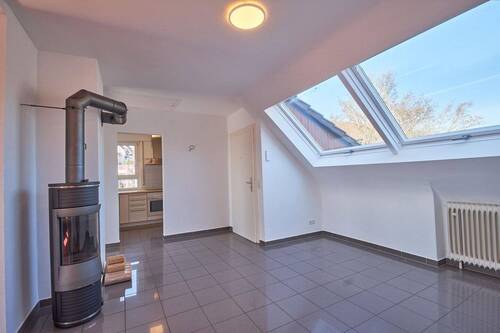 Eingangsbereich mit Ofen - 4 Zimmer Etagenwohnung zum Kaufen in Esslingen