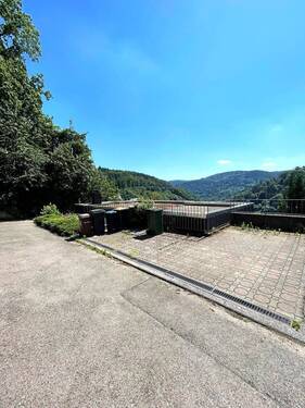 Eingang und Stellplatz - 