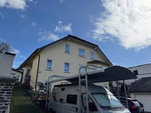 Seitenansicht mit Carport - 1 Zimmer Mehrfamilienhaus, Wohnhaus zum Kaufen in Neumagen-Dhron