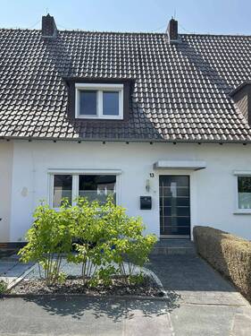 Frontansicht - Charmantes Reihenhaus mit Garten, Terrasse, Garage in Warburg