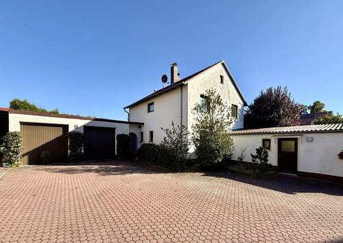 weitläufiger Eingangs- und Hofbereich - 