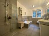 Vollbad mit Dusche - 