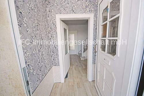 Hauseingang / Windfang im EG - 4 Zimmer Reihenmittelhaus in Bitterfeld-Wolfen