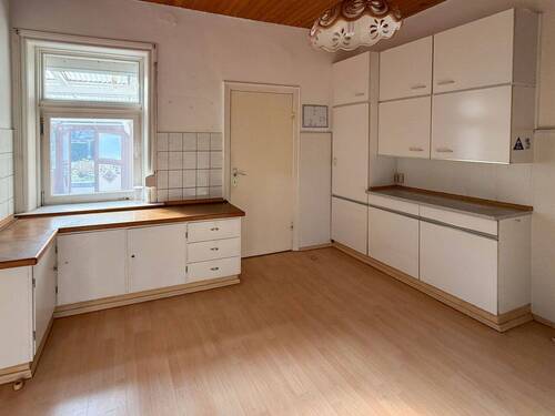 Einfache Küche im Erdgeschoss - 