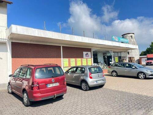 Laden mit Parkplatz - 