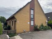 Frontseite/ Eingang/ Parkplatz - 