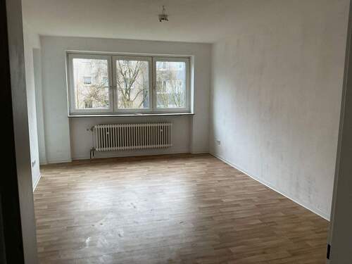 Wohnzimmer mit Fensterfront und Fußboden in Holzoptik - 2 Zimmer Etagenwohnung zur Miete in Marburg