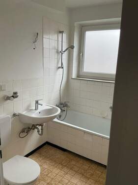Tageslichtbad mit Badewanne - 