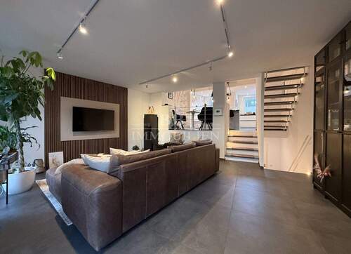 Offenes, lichtdurchflutetes Wohnzimmer - 