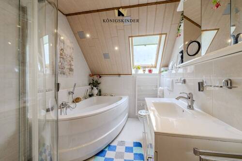 Tageslichtbad mit Wanne 1. OG - 