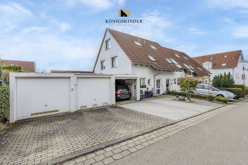 Garage und Stellplatz am Gebäude - 