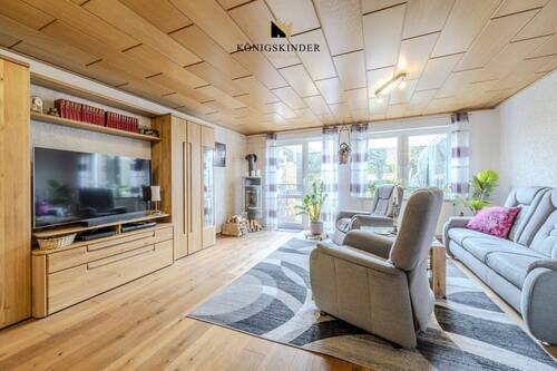 Wohnzimmer mit Kamin - 4 Zimmer Reihenmittelhaus in Sulzbach an der Murr